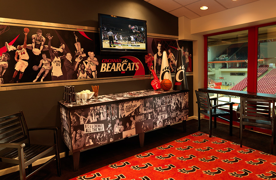 Una suite acogedora decorada con los logos del equipo y gráficos