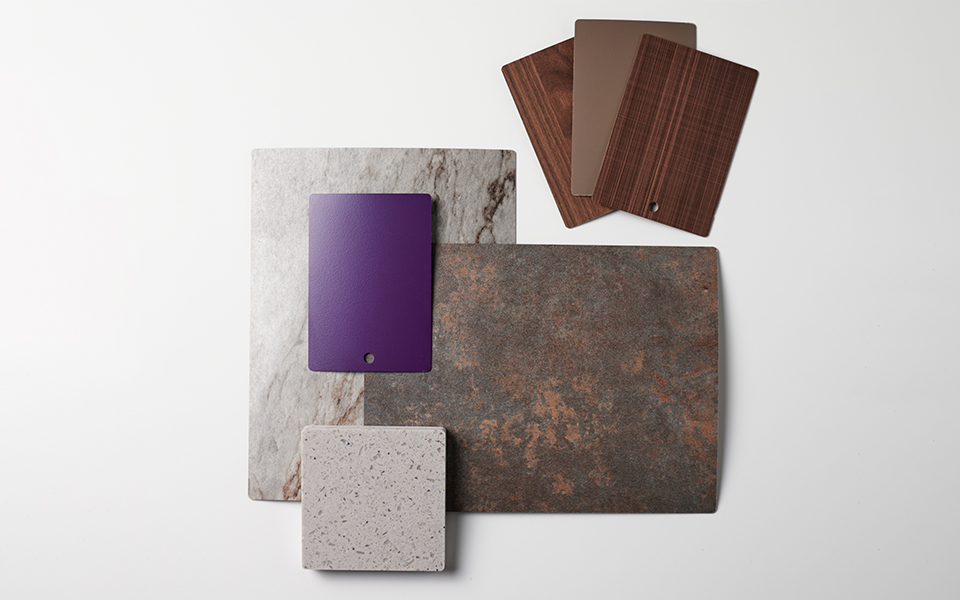Colección de muestras de laminados de Formica con aspecto de madera y piedra con marrones y grises