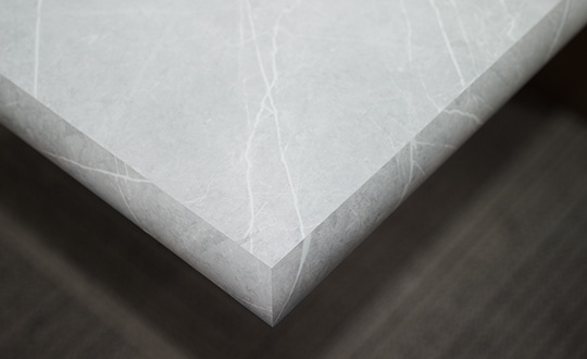 Salle conférence avec HPL le stratifié haute pression de marque Formica® collection 180fx® 7402 Pietra Graphite et les bordures décoratives IdealEdge®