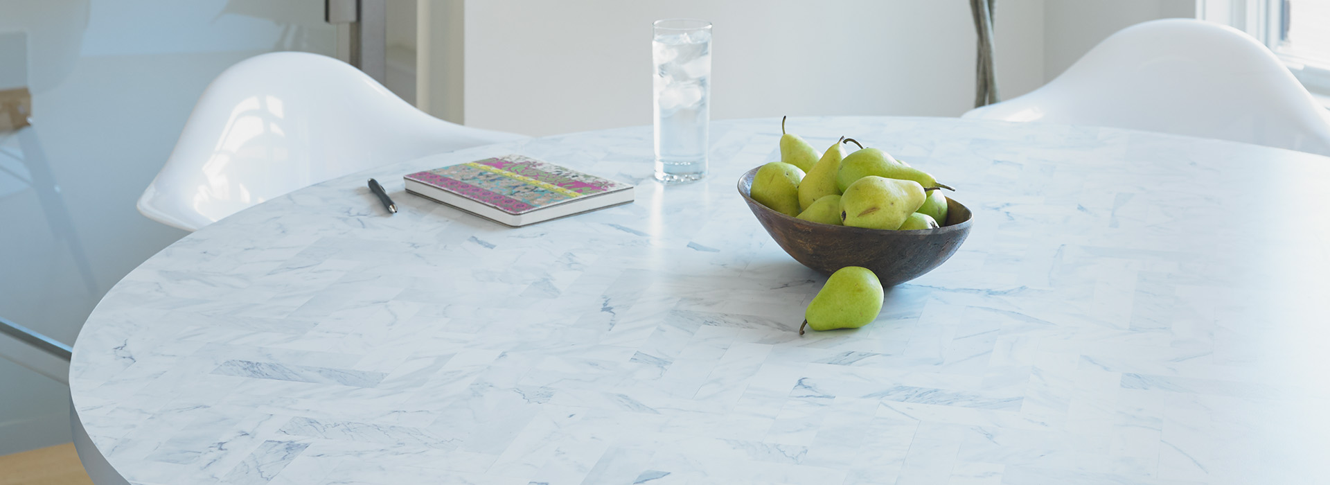 Table en Stratifié de marque Formica® 9310 Motifs à Chevrons Blanc Marbré